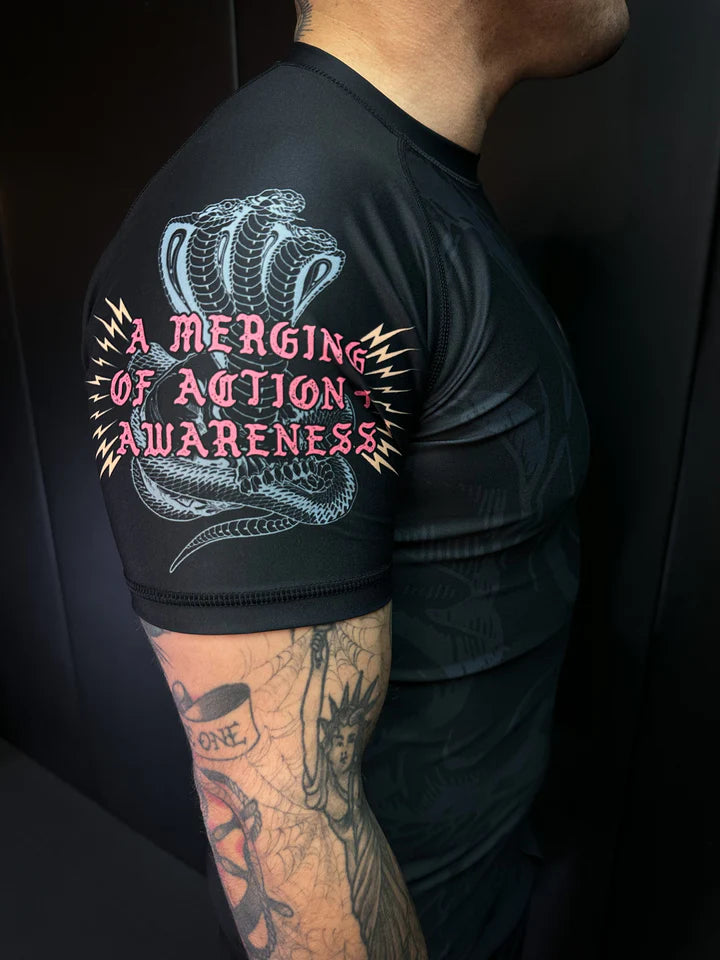 Side view (right) of Flowhold’s Cobra Core Rashguard worn by model