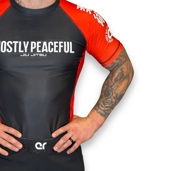 Mostly Peaceful Set Rash Guard + Epic Grappling Shorts 2.0 Epic Roll